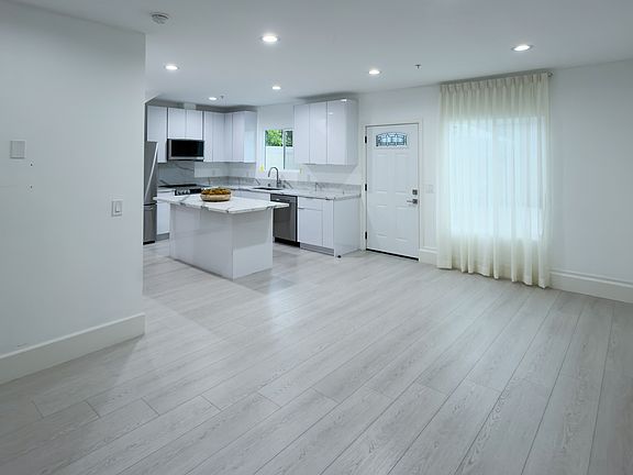 5th image of 1017 E Verdugo Ave