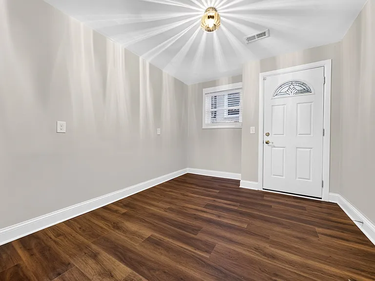 2209 Lindell Ave — Photo 4