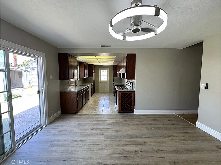 4037 S Ellesford Ave — Photo 18