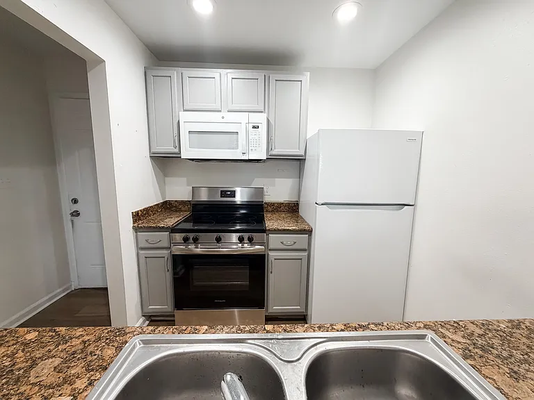 2525 Riverland Dr #201 — Photo 9