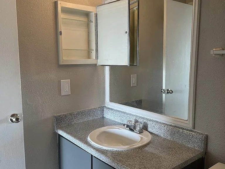 Fairway Square Apartments — Photo 21