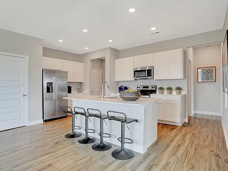 3793 Canterbury Dr — Photo 13