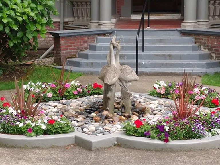 Lucretia Court Apartments — Photo 18