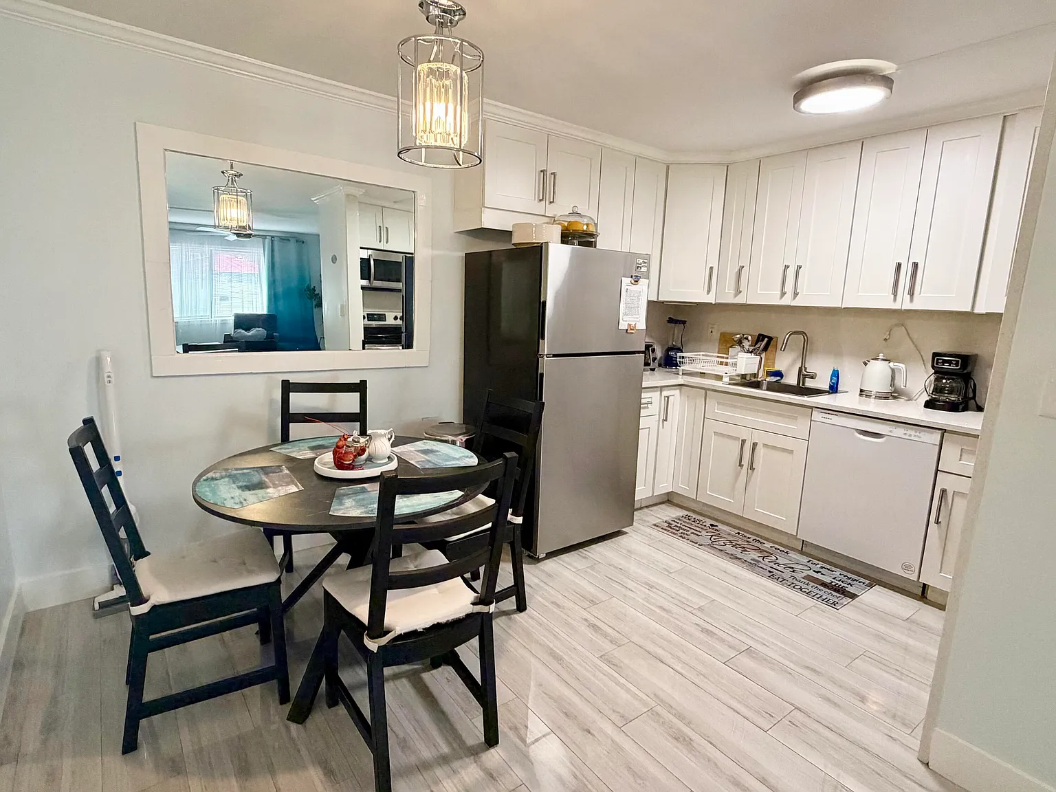 2 bed, 1.0 bath, 1200 sqft, $2,200 — Photo 2