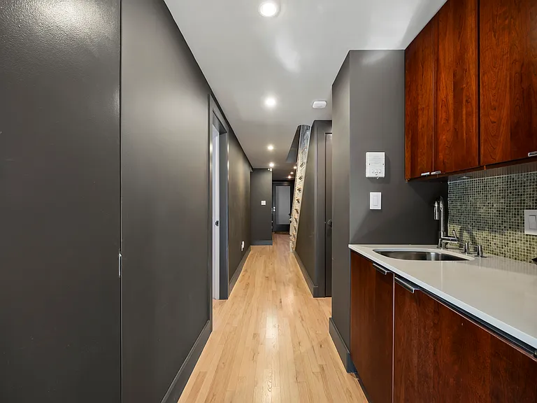 160 Ainslie St #1 — Photo 11