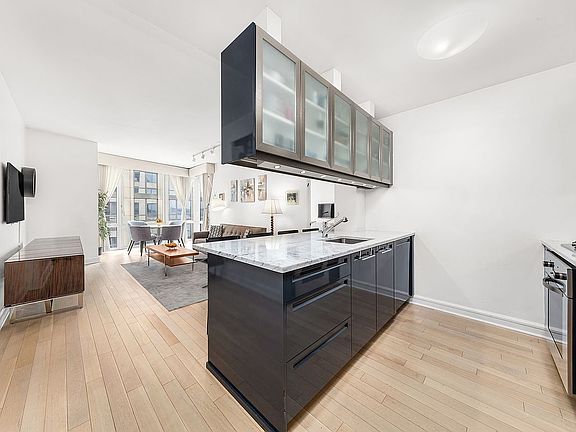 3rd image of 80 Riverside Blvd APT 12N