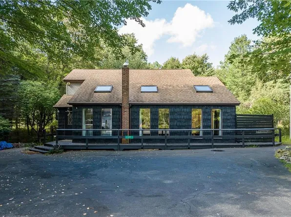 177 Island Dr, Long Pond, PA 18334