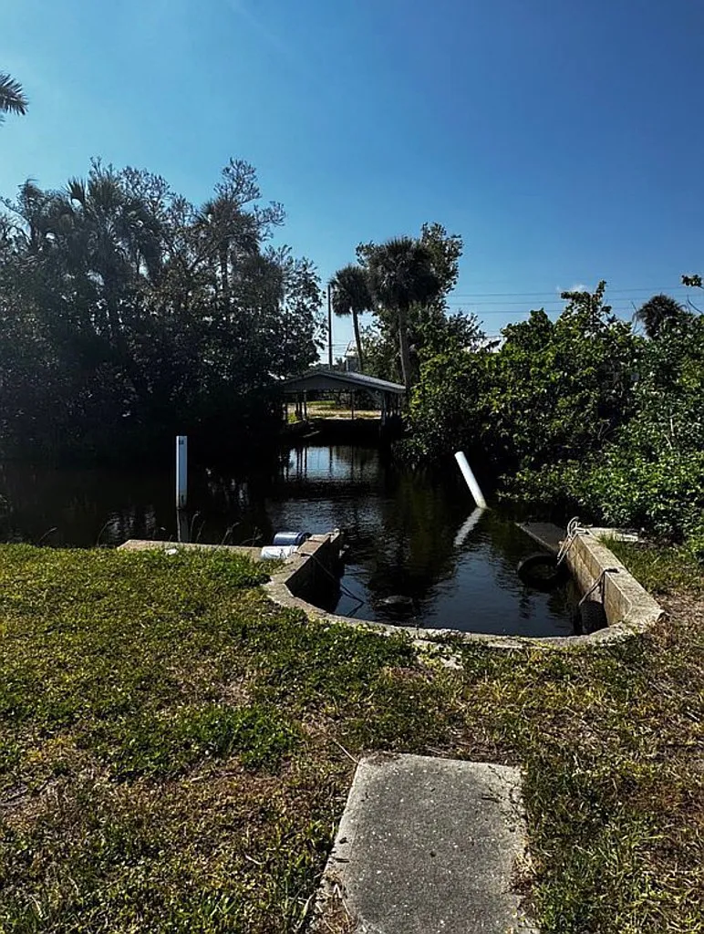 Updated 3 Bedroom Home with Private Boat Launch Access — Photo 2