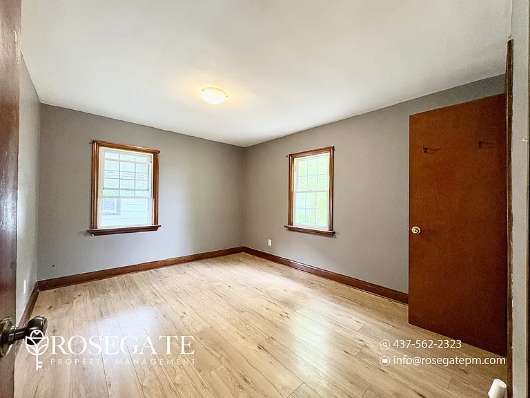 7181 Windsor Cres — Photo 9