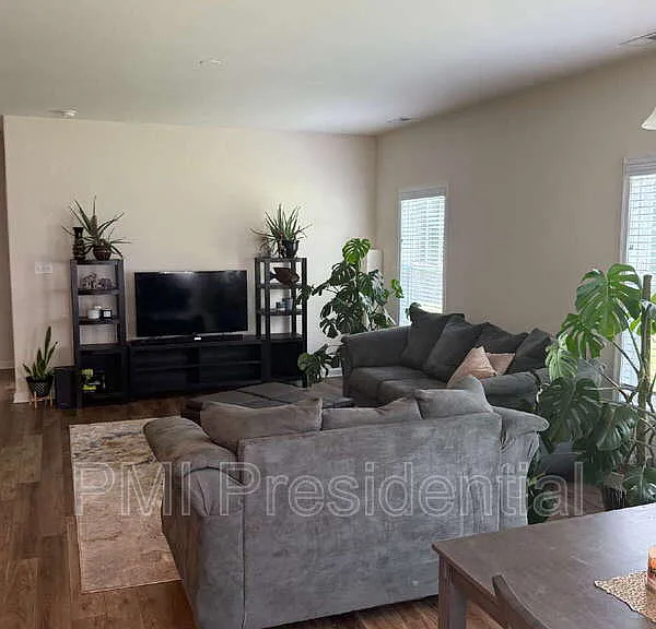 7044 Hepworth Dr — Photo 6