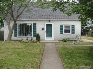 9 Wood Ln, Levittown, NY 11756