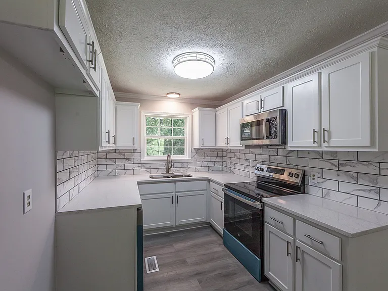 28 Falcon Rd — Photo 3