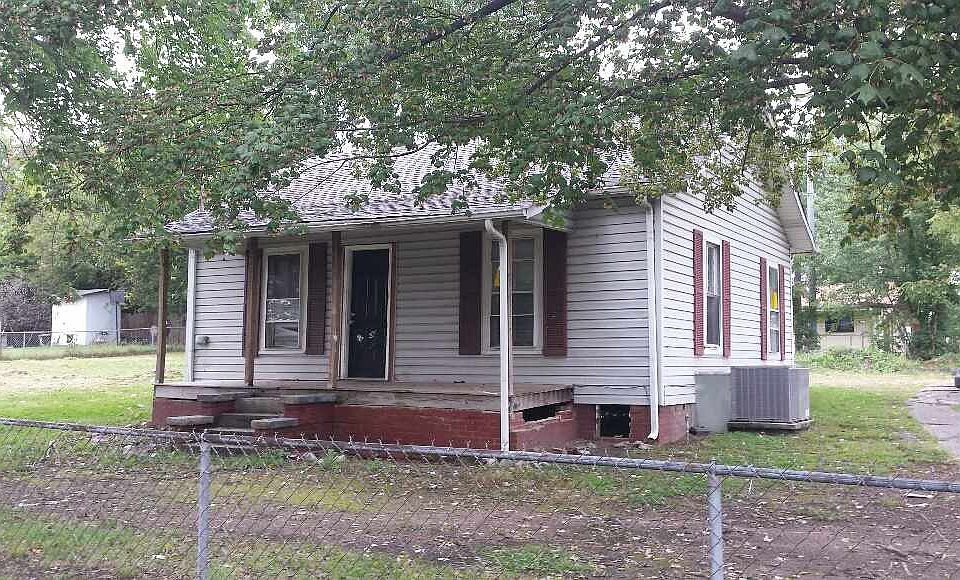 2nd image of 911 17th St SE