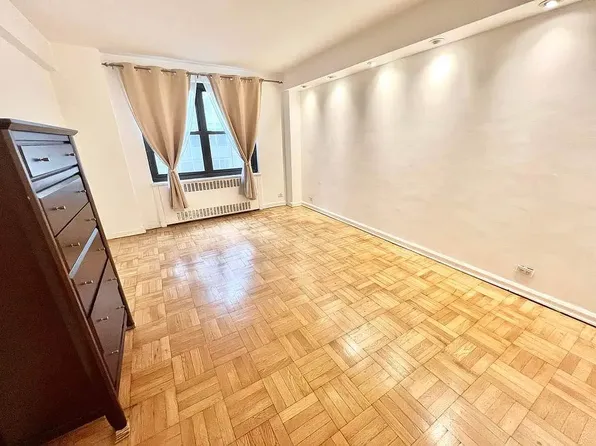 135 East 54th Street image 4 of 9