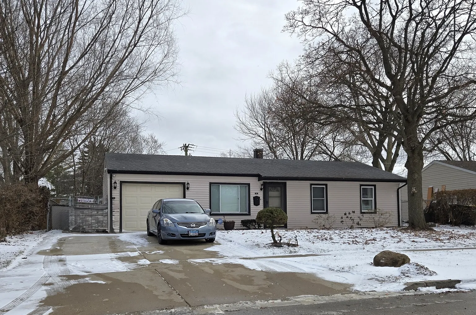 725 Russet Ln photo 1