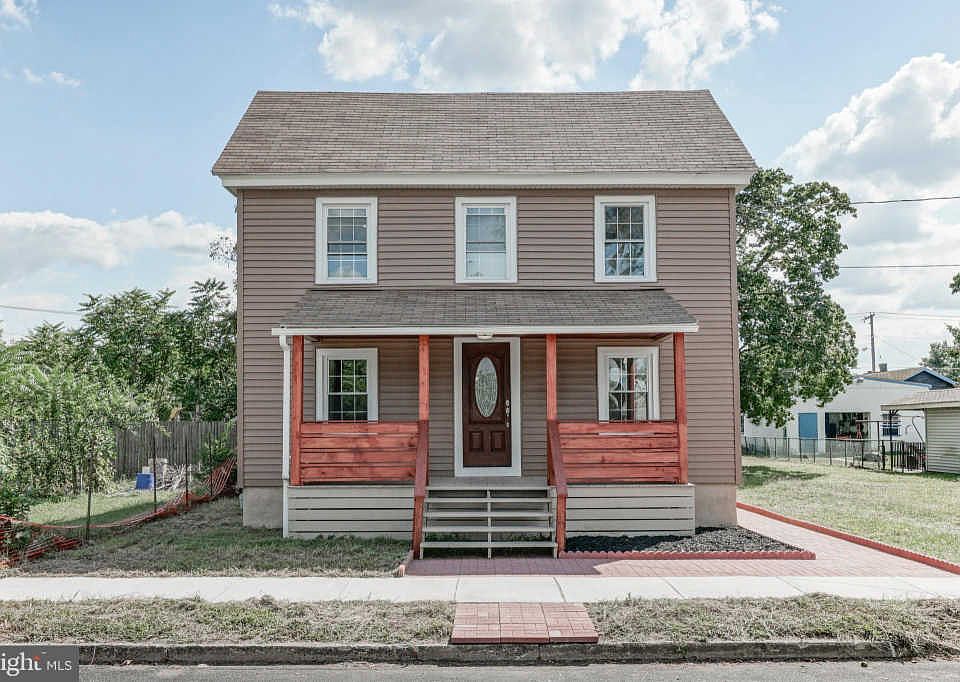 1st image of 108 E Wood St