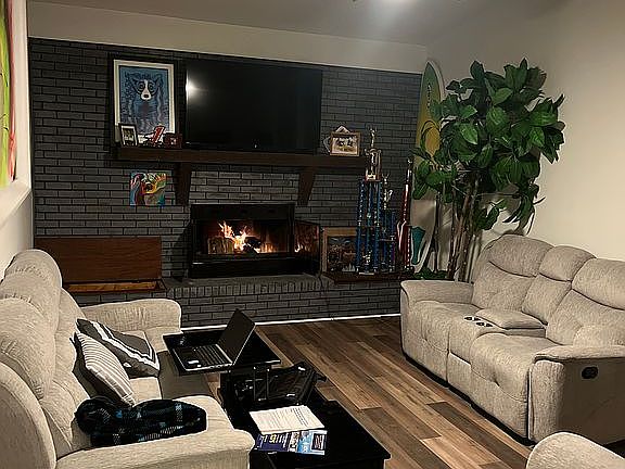 3rd image of 403 S Greenbriar Rd