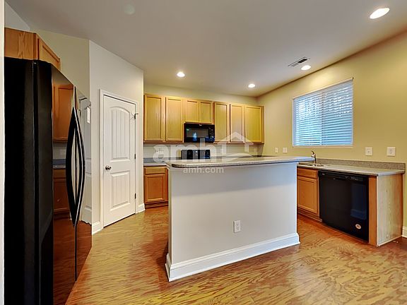 4th image of 306 Duck Pond Ln