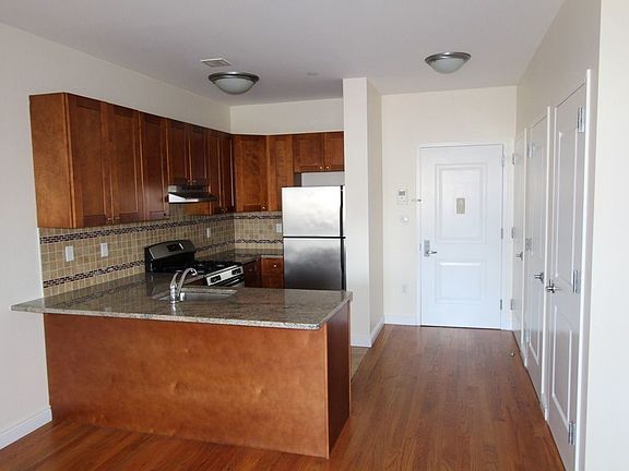 2nd image of 1030 Jackson Ave APT 3D
