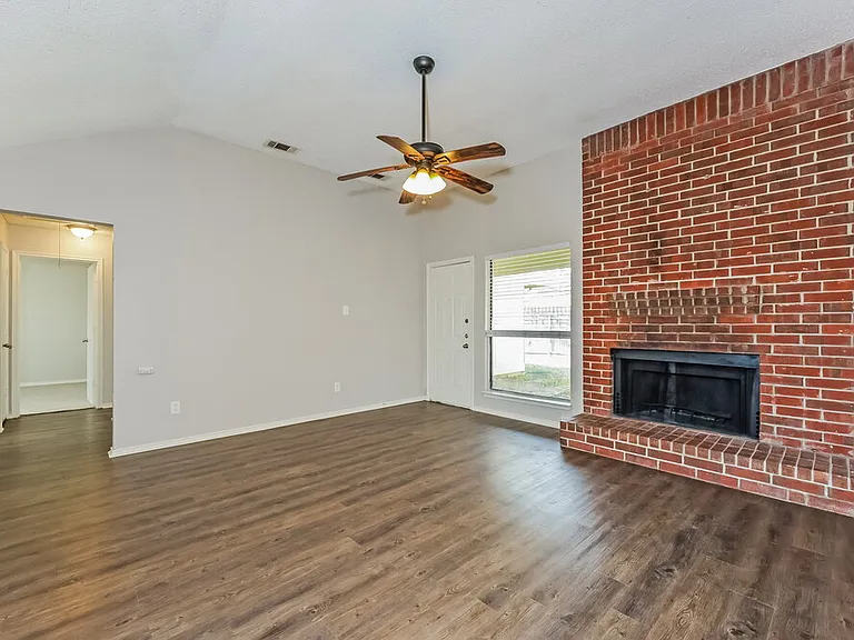 2605 Hartford Ln — Photo 3