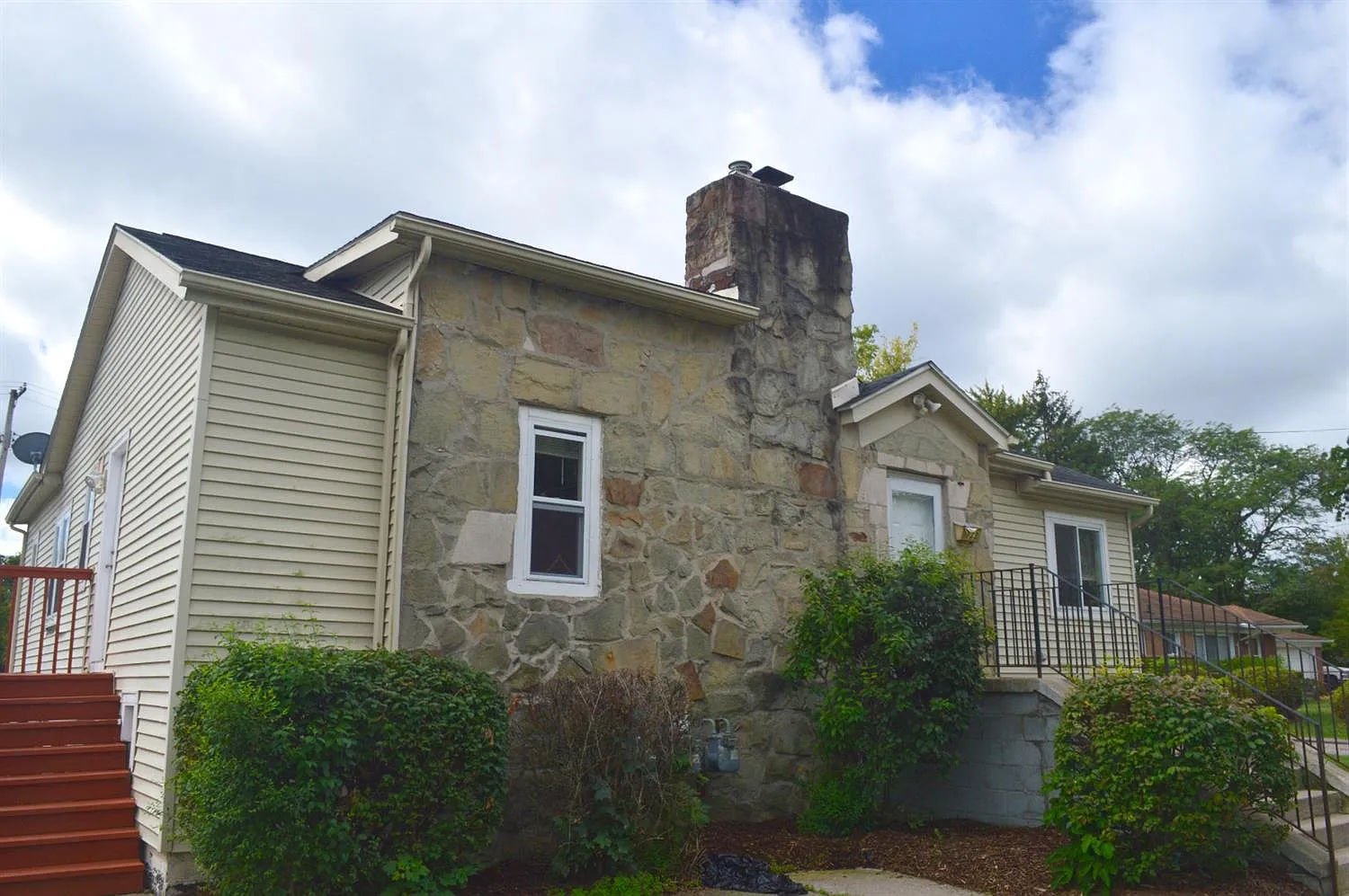 733 Harriet St photo 1