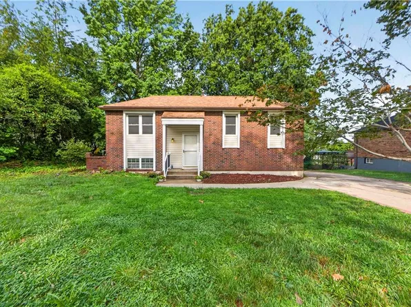 1021 NW Canterbury Rd, Blue Springs, MO 64015