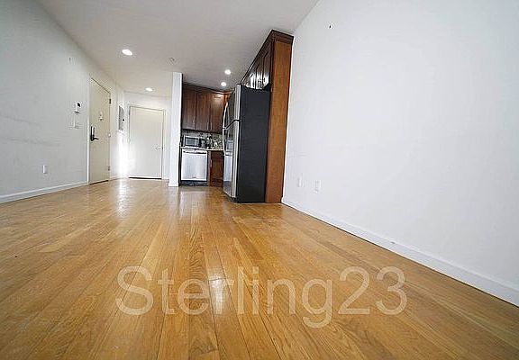 4th image of 25-15 Crescent St #5AA