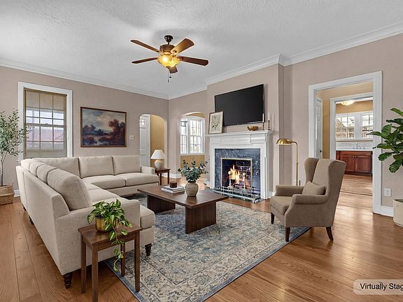 5th image of 894 N McLean Blvd