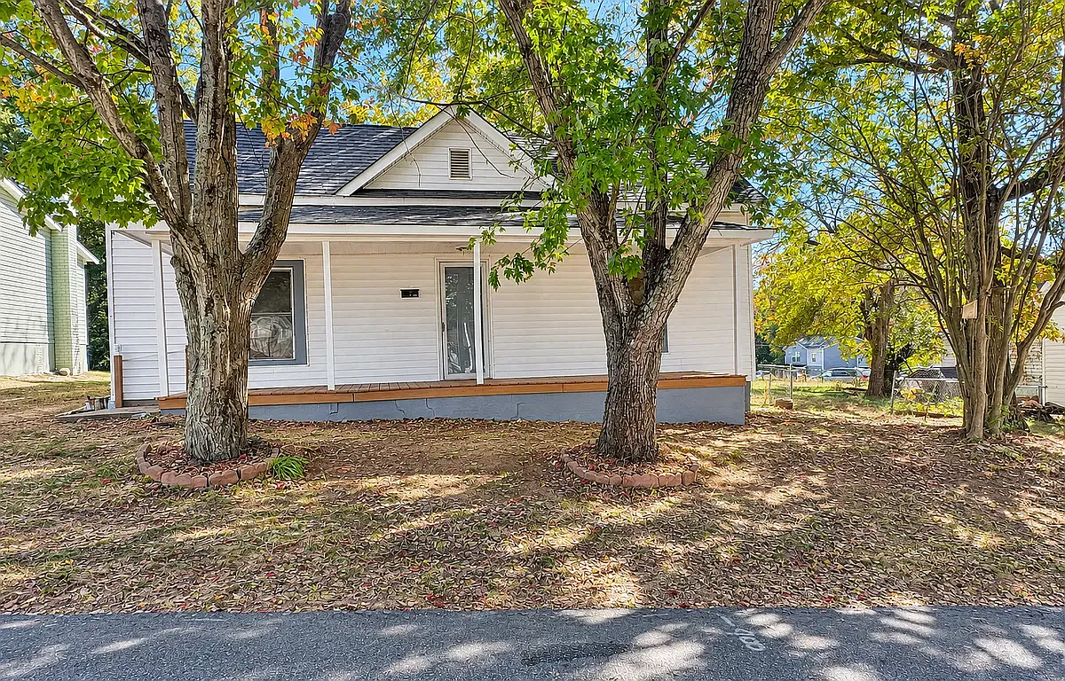 3 bed, 1240 sqft, $1,700 — Photo 1