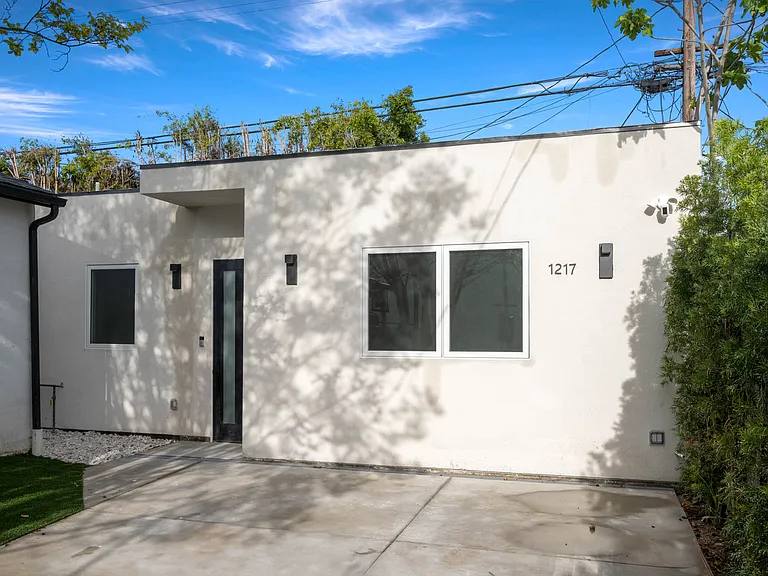 1215 S Point View — Photo 13