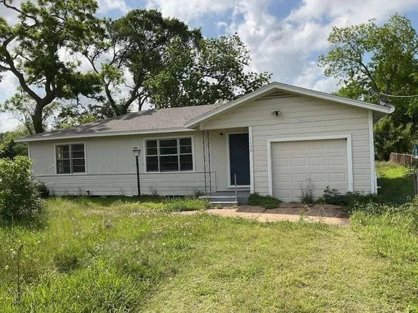 1156 2nd St, Clute, TX 77531