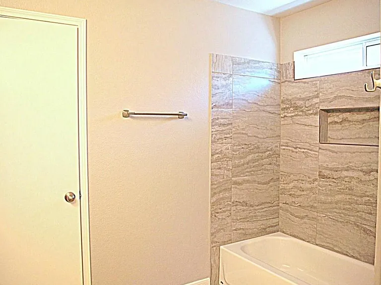 2200 Larston Ln — Photo 9