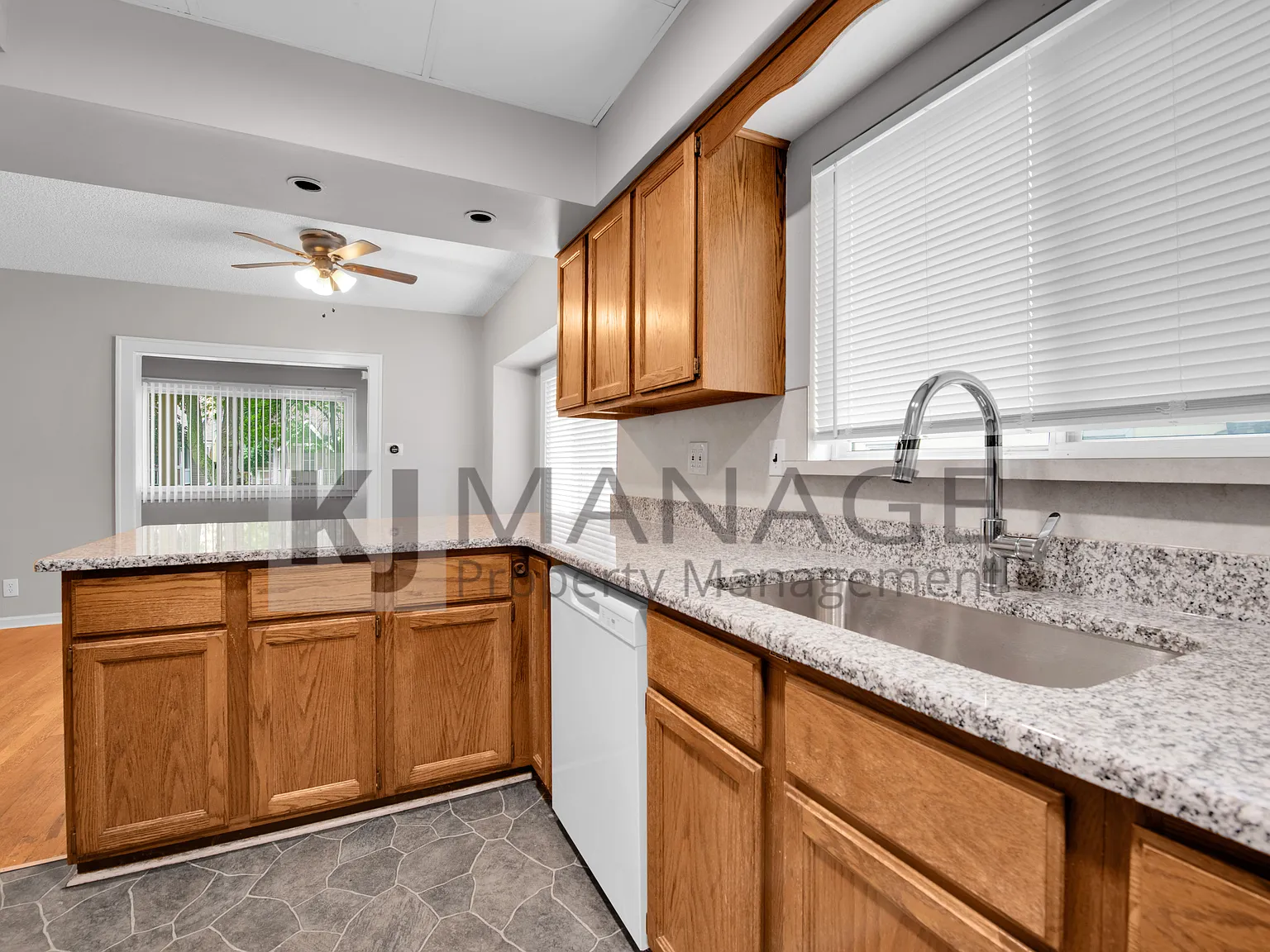 3 bed, 1006 sqft, $1,995 — Photo 2