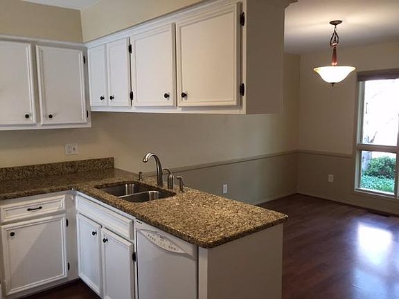 3rd image of 957 Greenhills Dr