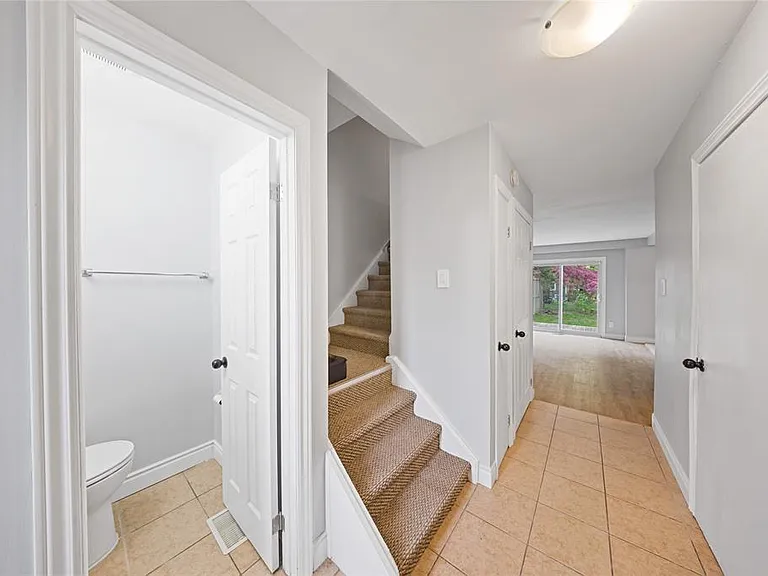 183 Bedford Cres — Photo 9