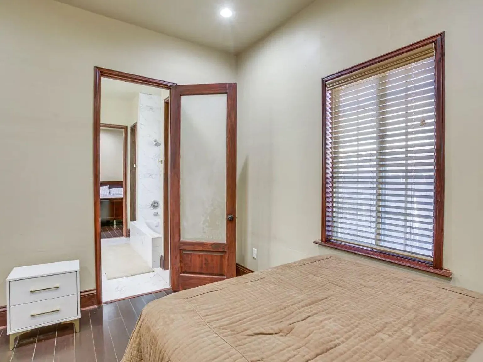 2 bed, 1.0 bath, 2950 sqft, $936 — Photo 2