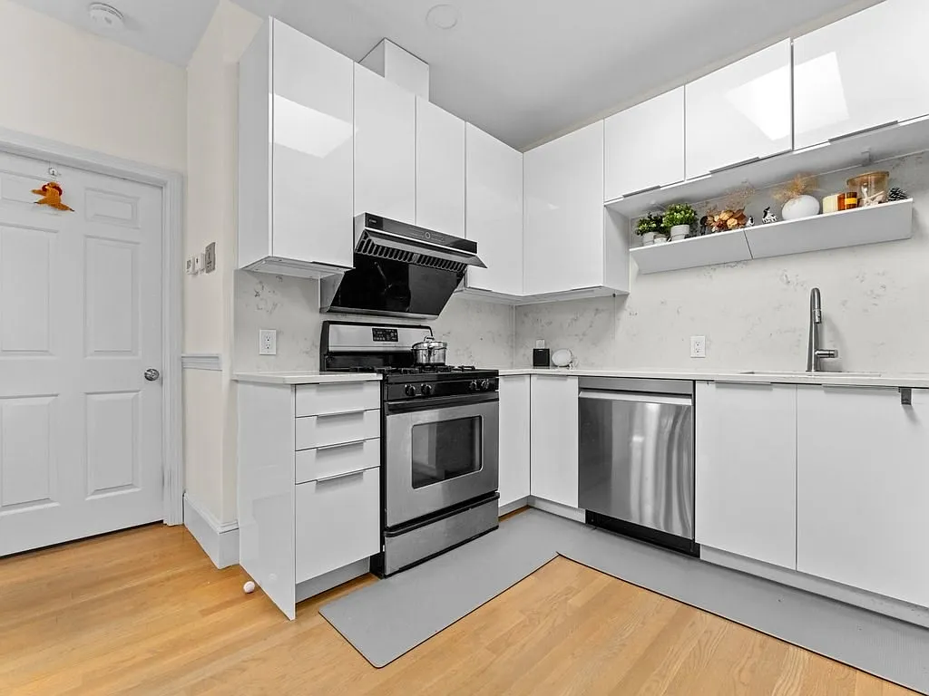 2 bed, 2.0 bath, 968 sqft, $5,800 — Photo 4