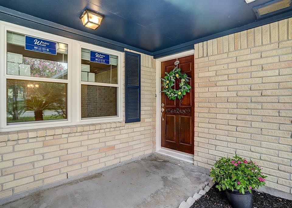 1st image of 405 Oak Vista Dr