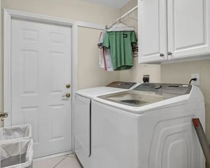 146 Fernwood Cres — Photo 17
