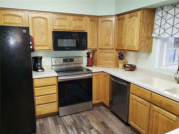 3rd image of 320 Stewart Ct N