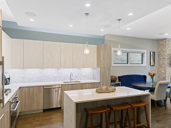 5th image of 1541 N Wood St #2