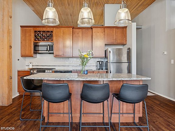 5th image of 2333 W Saint Paul Ave APT 221