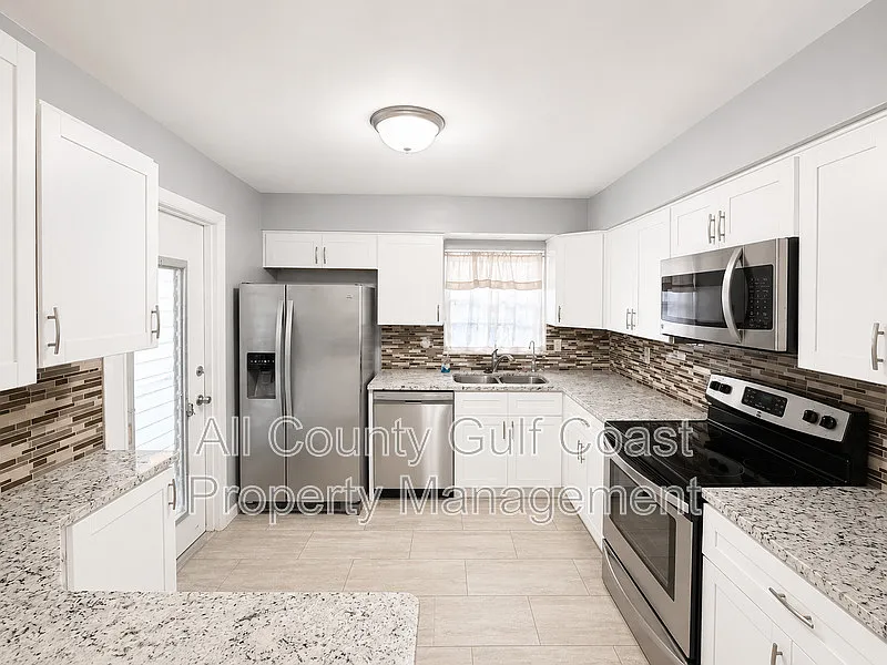 3 bed, 2.0 bath, 1706 sqft, $2,495 — Photo 4