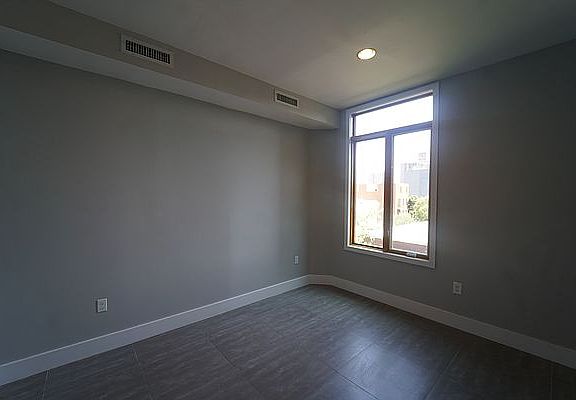 5th image of 352 Willis Ave #7