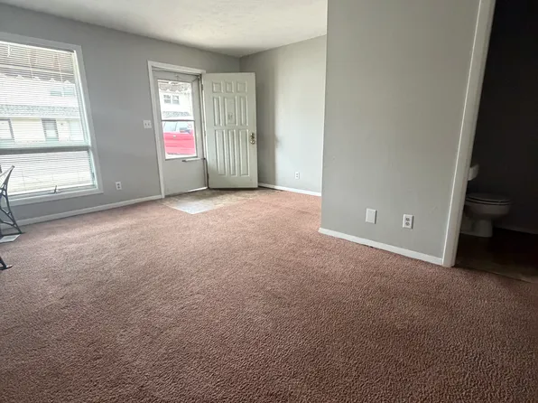 2104 E Empire St APT 5, Bloomington, IL 61704
