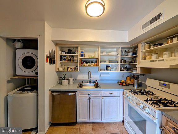 2nd image of 106 Monroe St APT 201