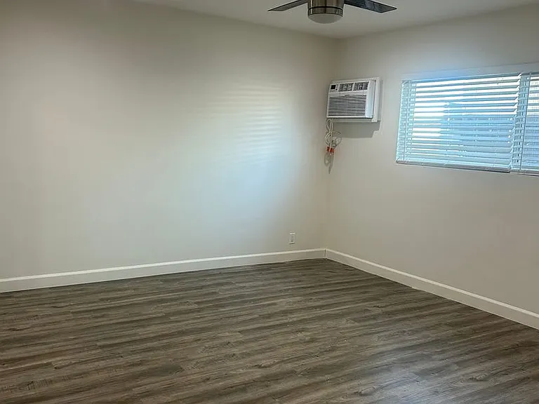 1060 S Sherbourne Dr — Photo 15