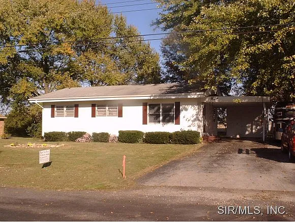 827 Circle Dr photo 1
