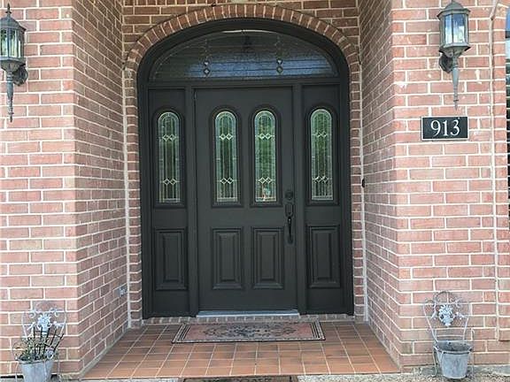 3rd image of 913 Hemphill Dr