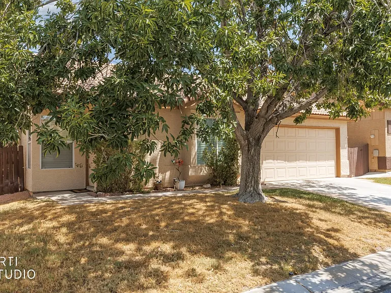 841 Tucson St — Photo 2